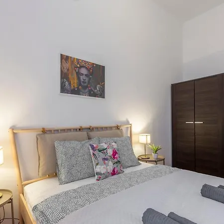 Cozy By Bella In The Heart Of דירה *