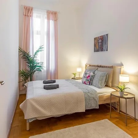 Apartment Cozy By Bella In The Heart Of