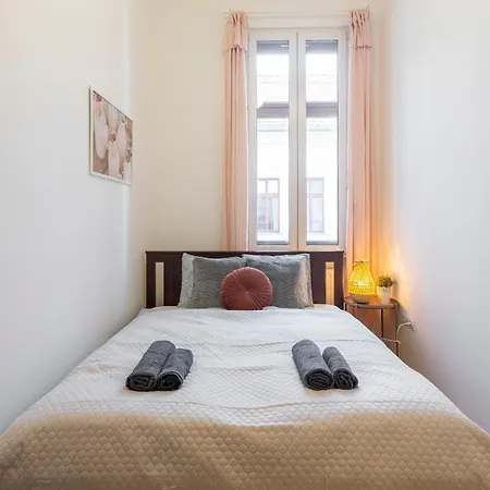 Apartment Cozy By Bella In The Heart Of